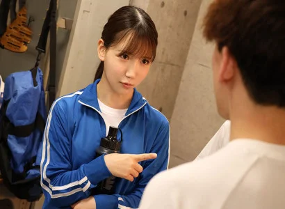 cô gái trẻ trong câu lạc bộ bóng đá quan hệ tập thể với cô gái xinh ở góc sân