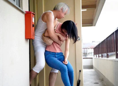 Cô vợ trẻ bị bố chồng già nện