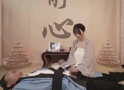 Cô nữ tu xinh đẹp băng bó cho vị đạo sĩ bị thương