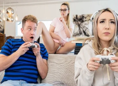 cô nương vì mải game mà bị bạn thân cướp người yêu ngay dưới mắt