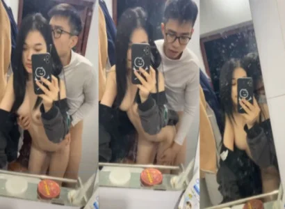 Hai bạn sinh viên đang quan hệ với nhau trước gương